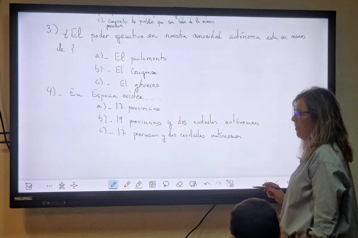 Profesora utilizando una pantalla interactiva
