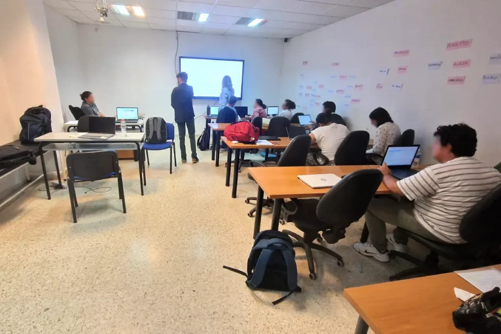 Pantalla interactiva en un aula