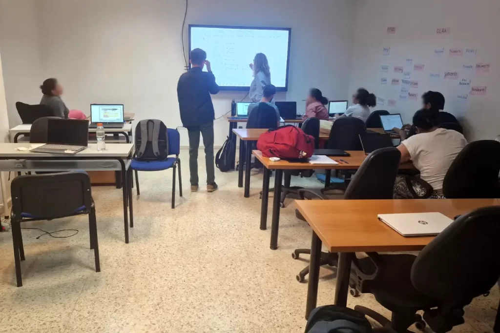 Pantalla interactiva en un aula